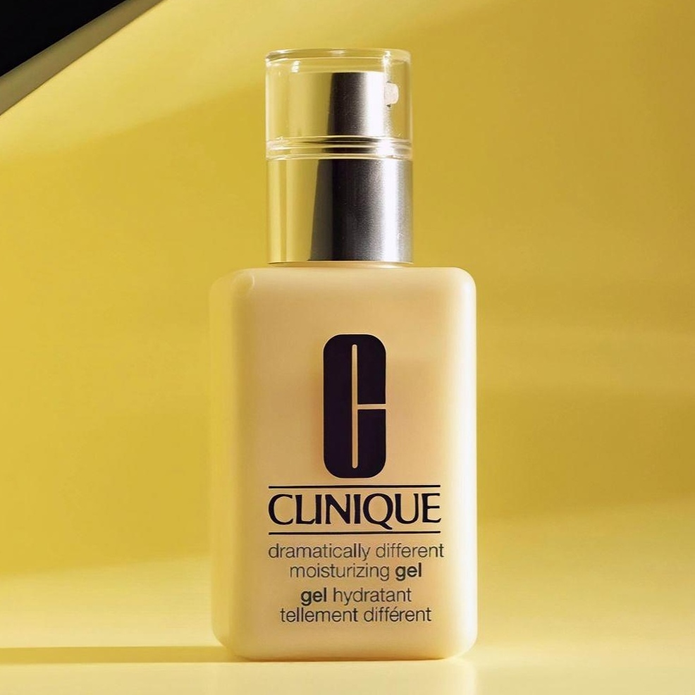 آبرسان و مرطوب‌کننده دراماتیکالی کلینیک مدل dramatically different moisturizing lotion and gel